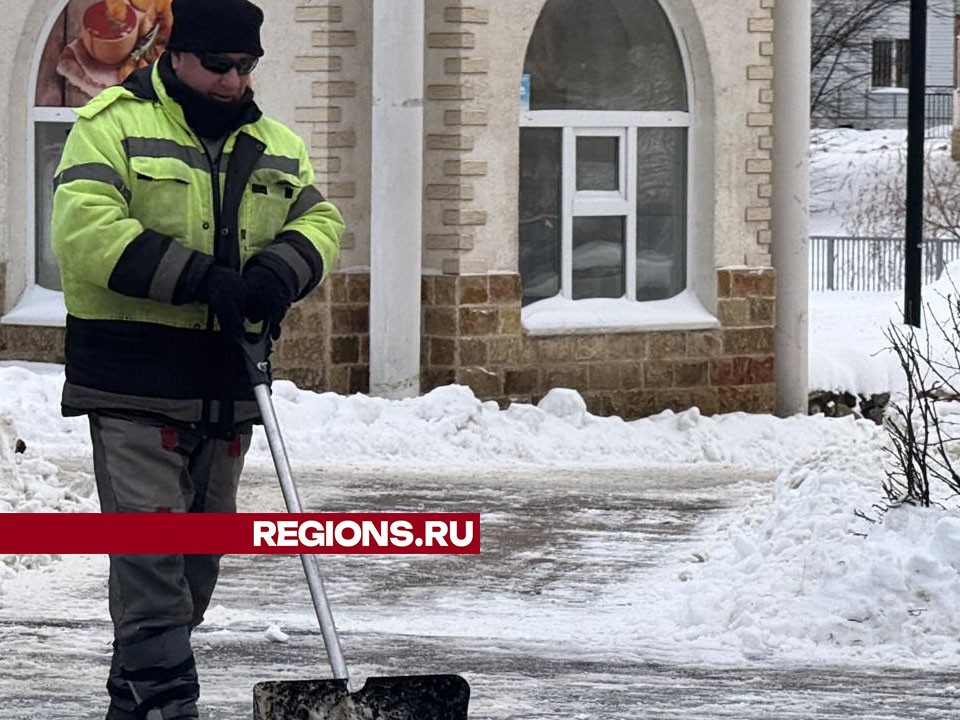 На центральной улице поселка Шаховская убрали снег