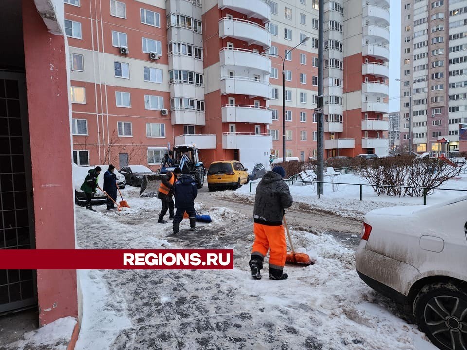 Коммунальщики расчистили от снега двор на улице Мичурина