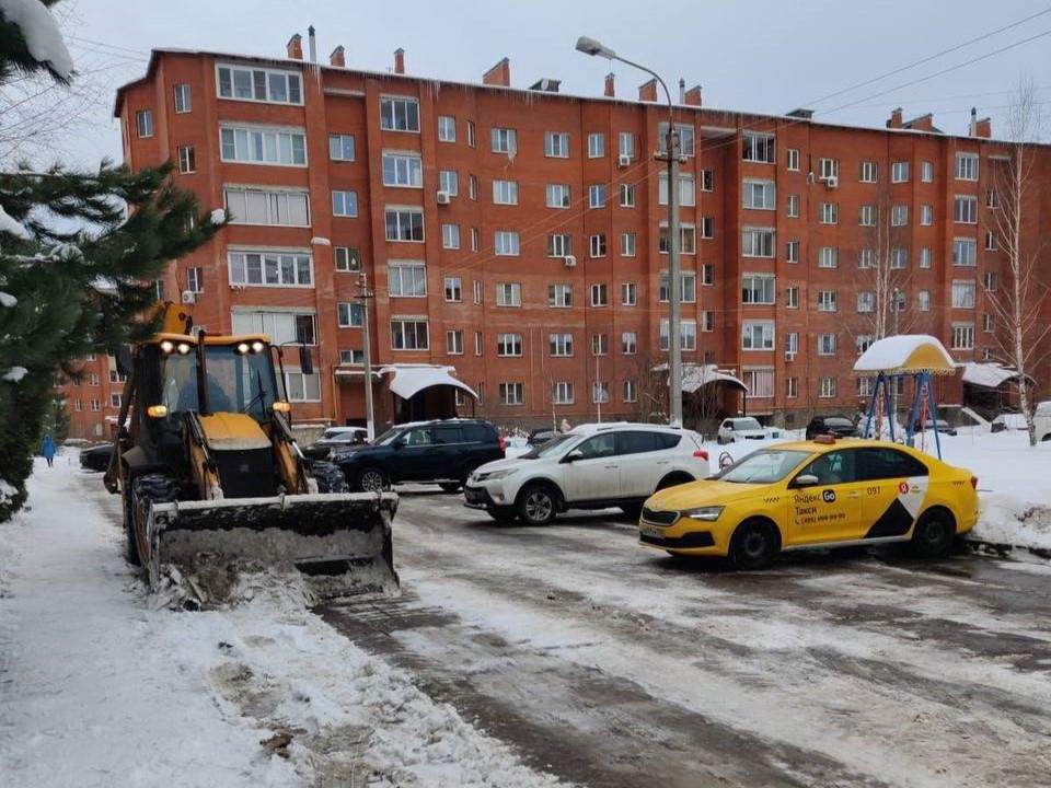 Коммунальщики Дмитрова убрали ледяной накат во дворах на улице Маркова