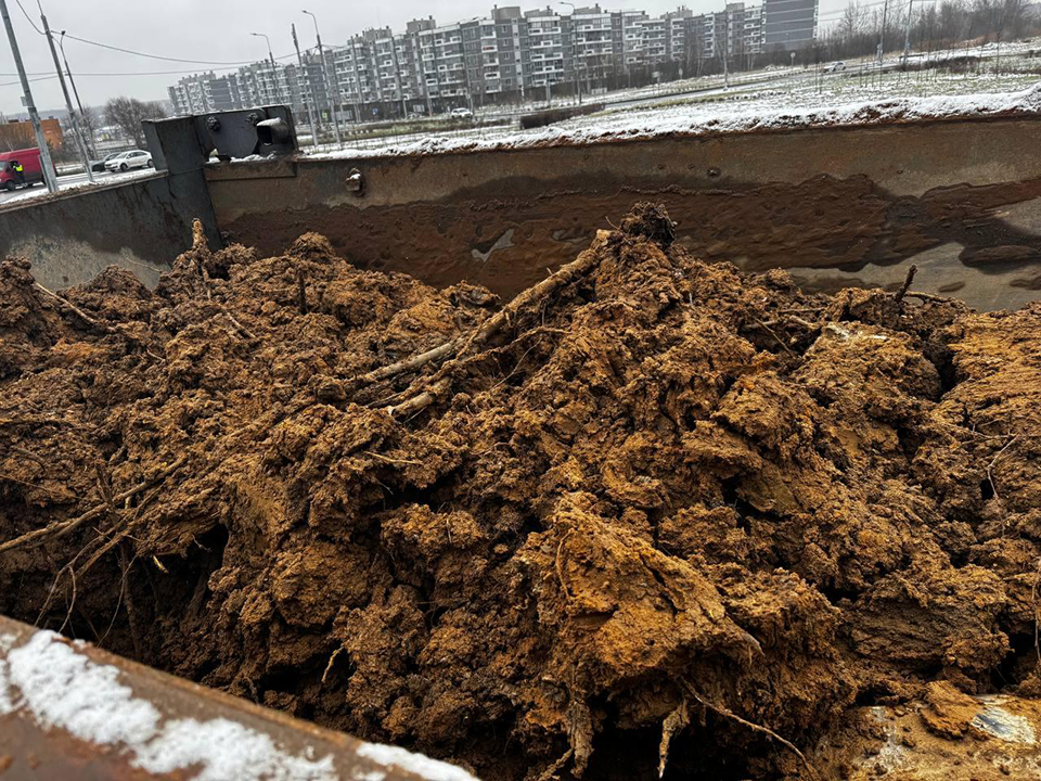 В Одинцове задержали два грузовика, пытавшихся незаконно сбросить 60 кубометров мусора