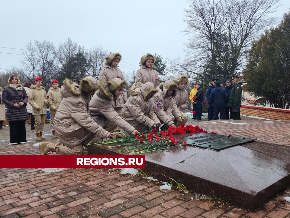 Жители Волоколамска возложили цветы к мемориалу советским воинам