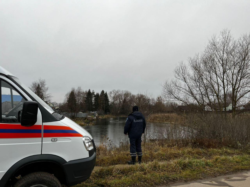 Водоемы Раменского начали покрываться льдом. Почему опасно рыбачить в сегодняшних условиях