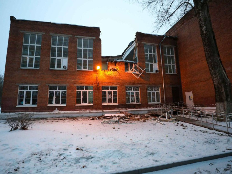 В Подольске начали разбирать завал на месте обрушения части стены и крыши в школе № 20