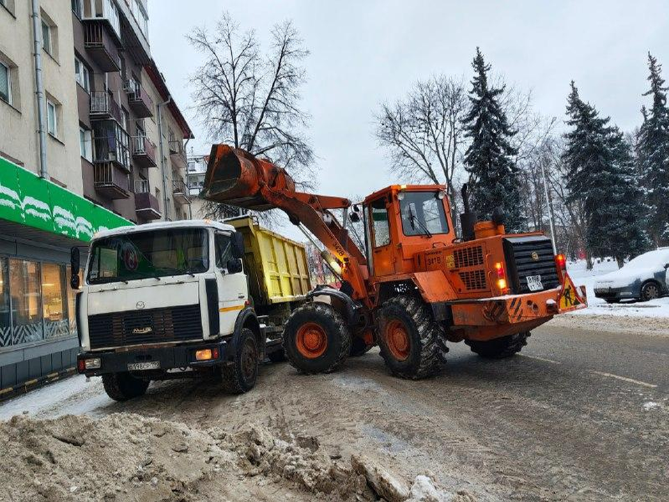 Коммунальные службы чистят дороги после снегопада в Лыткарине