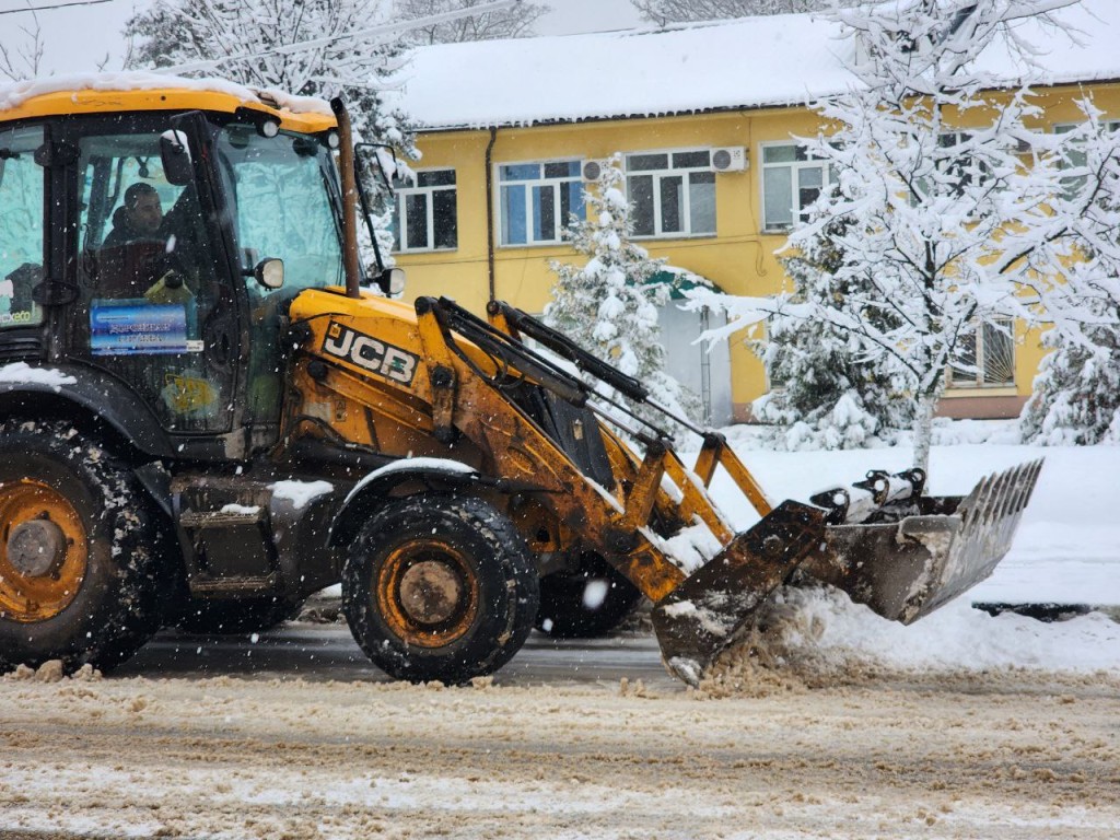 На улице Жарова чистят снег