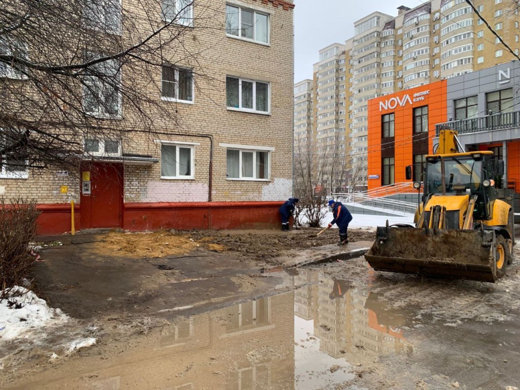 В Подольске яму у подъезда, в которую провалился подросток, засыпали