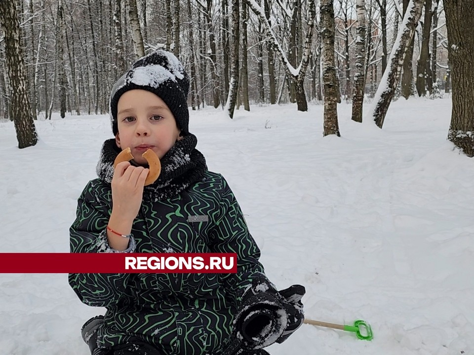 Гостей парка Дубки угостили баранками перед веселыми гуляниями