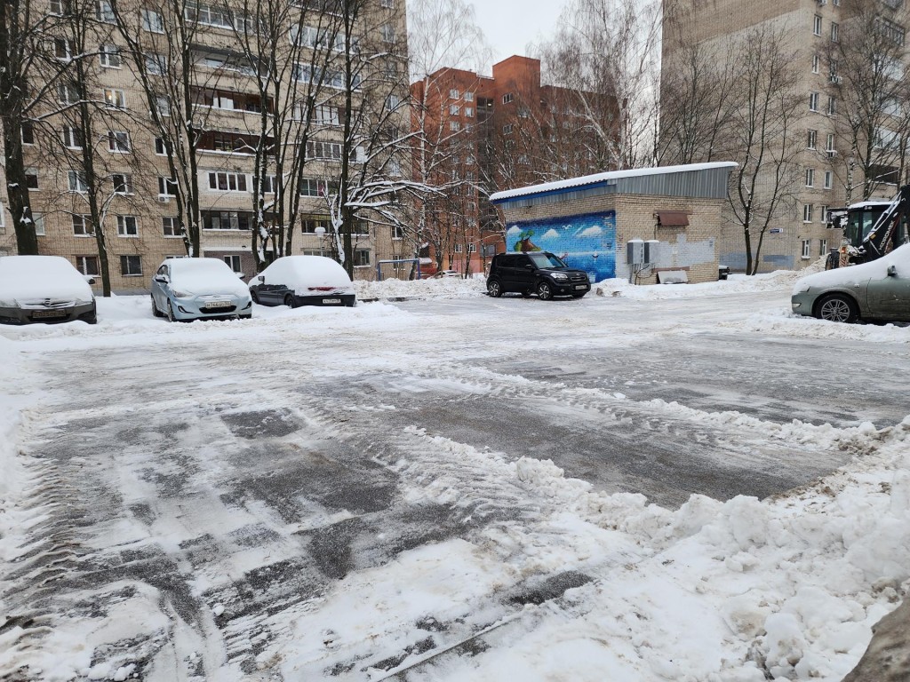 После сильных снегопадов в Черноголовке расчистили придомовые парковки