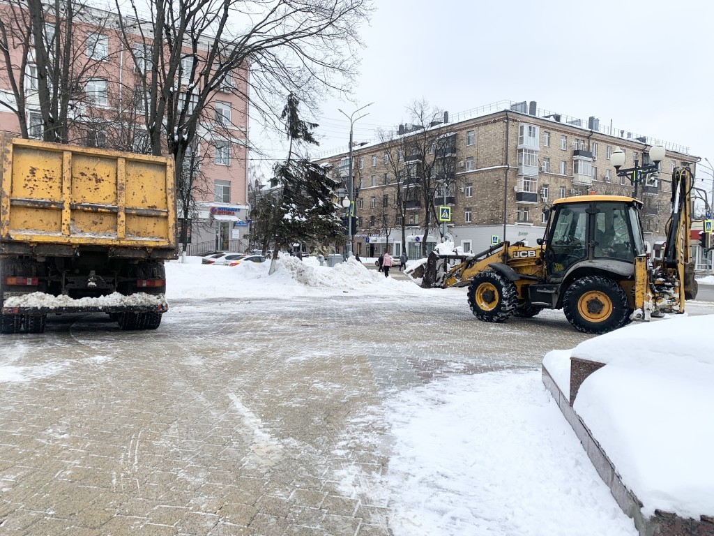 В Рузском округе коммунальщики очищают от снега дворы, тротуары и дороги