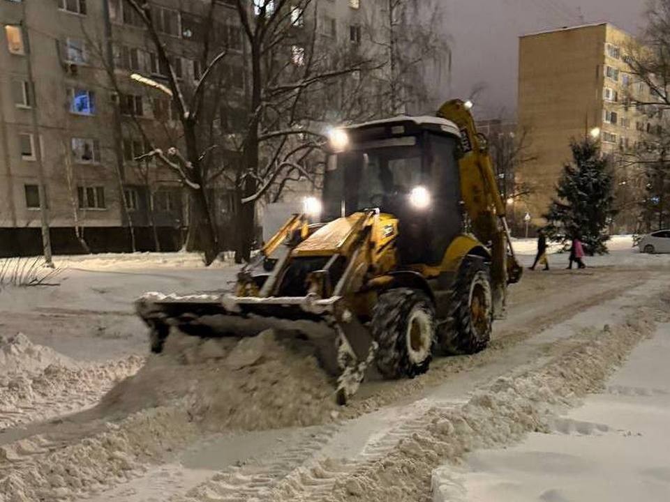 Коммунальщики Лобни утром расчистили дороги и тротуары с помощью спецтехники