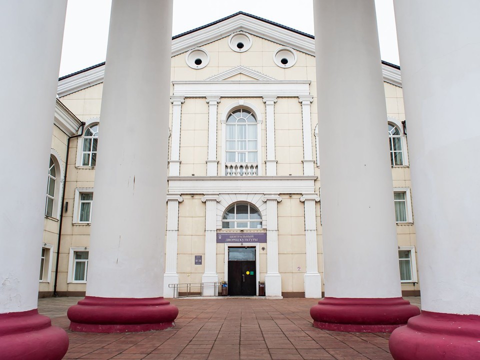 Куски лепнины обрушились с фасада перед главным входом Дворца культуры в Щелкове