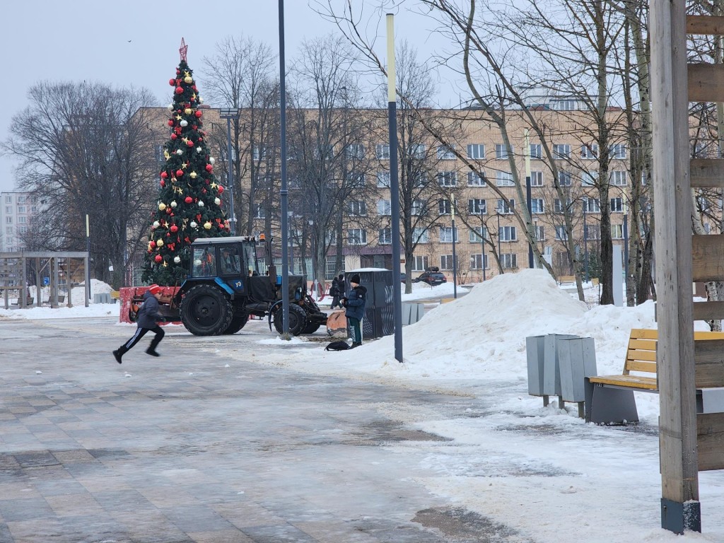 Коммунальщики Черноголовки почистили от снега сквер в центре города