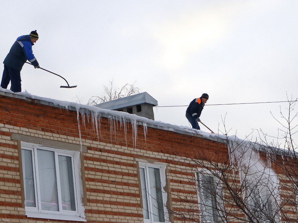 Коммунальщики Балашихи, расчищая снег на крыше, не учли безопасность прохожих