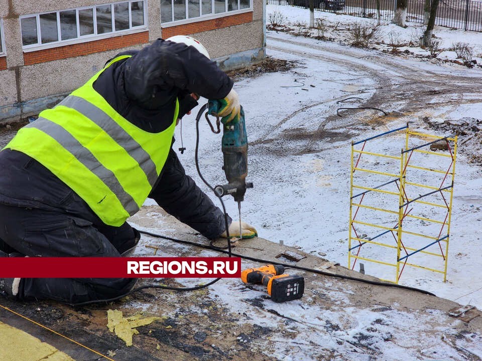 Строители заканчивают ремонт кровли Москворецкой гимназии в Воскресенске