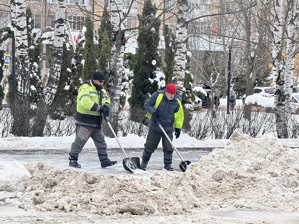 Коммунальщики Шаховской расчистили округ от сугробов