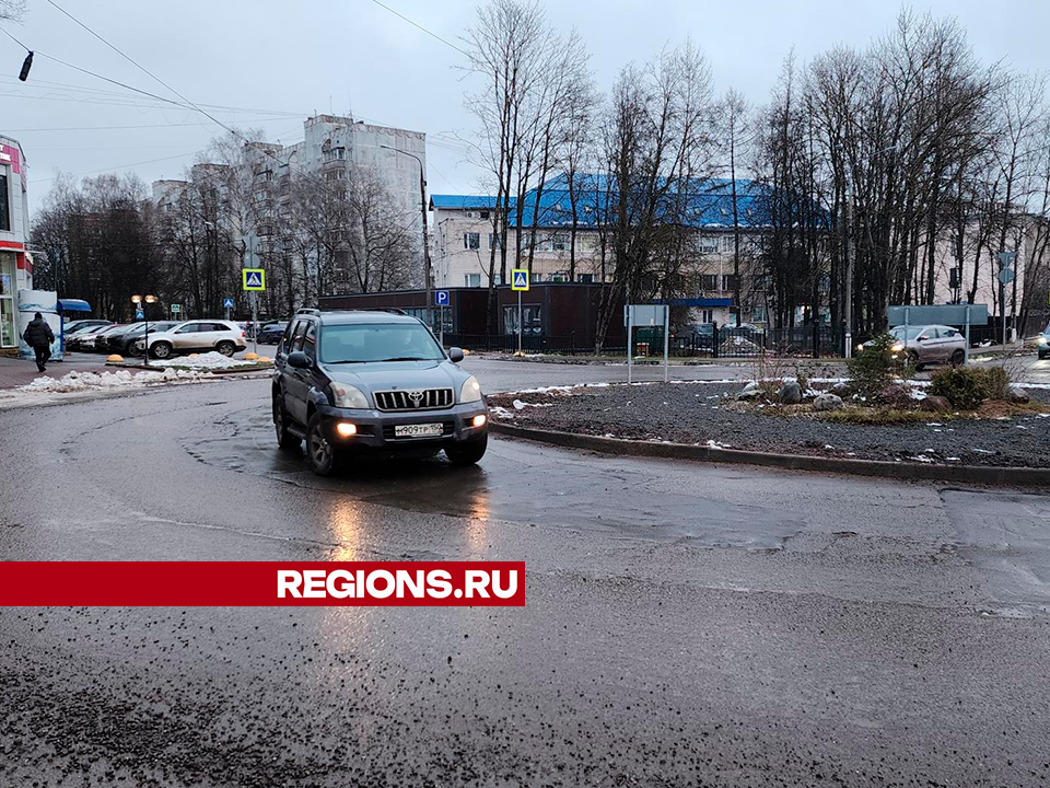 Дорожники залатали ямы на круговом движении в Военном городке