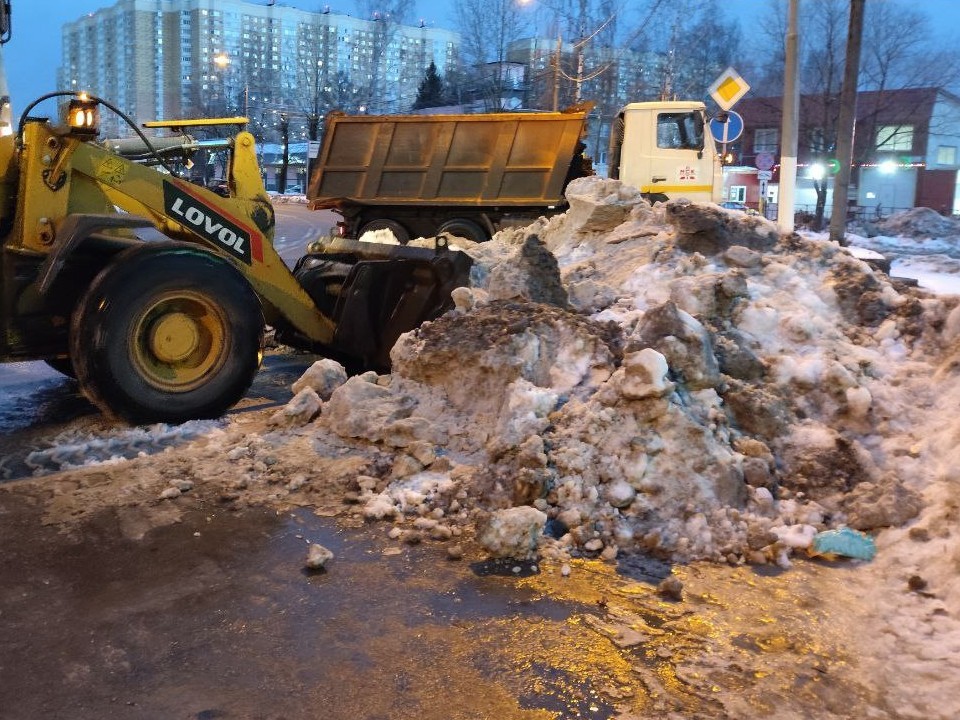 Специалисты вывозят снег и обрабатывают территории от гололеда в Долгопрудном