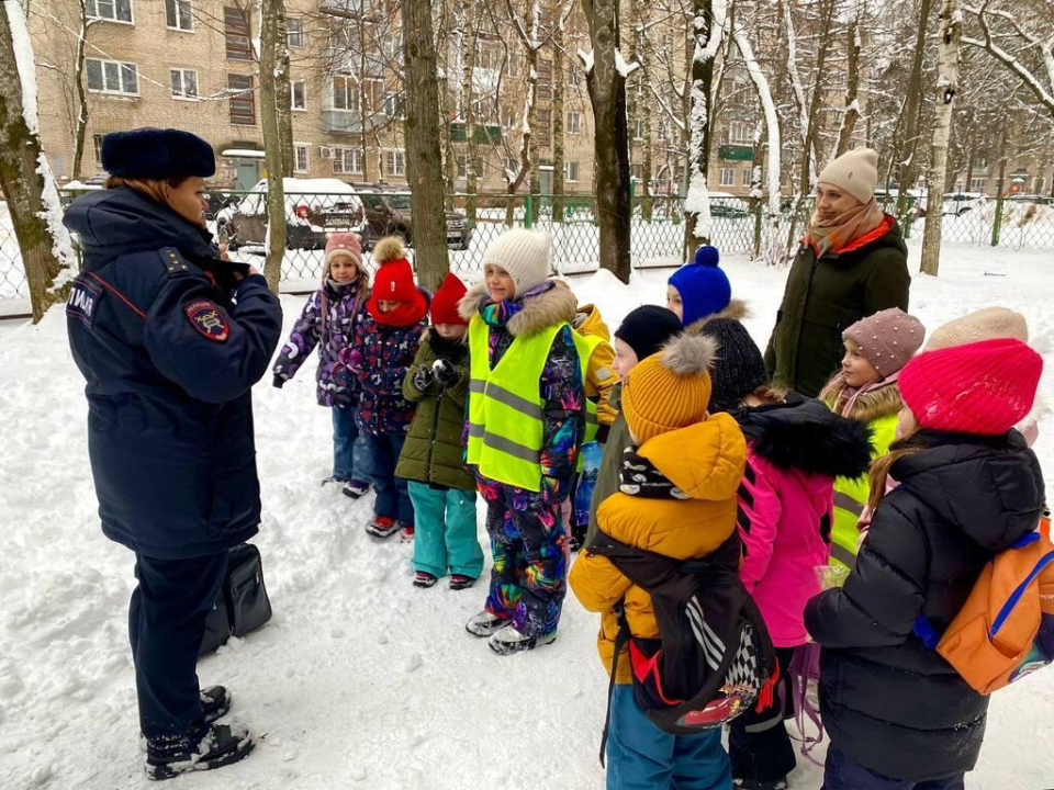 Школьников Дубны научили кататься на ватрушках без травм и увечий