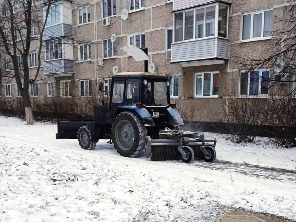 С раннего утра коммунальщики очищают тротуары и дворы от выпавшего снега