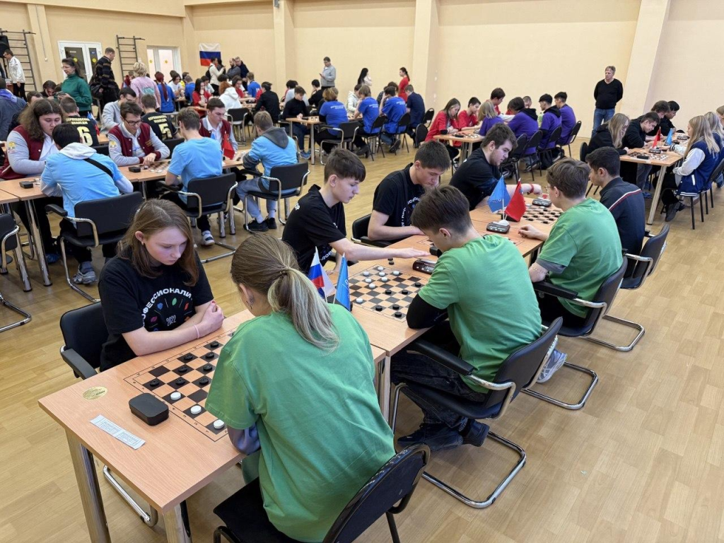 Молодой стратег из Сергиева Посада разгромил соперников на турнире по шашкам