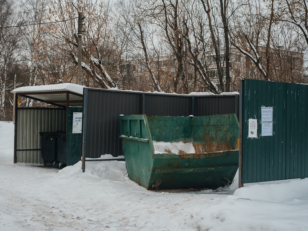 Жителям напомнили, что строительный мусор нельзя выбрасывать в контейнеры у дома