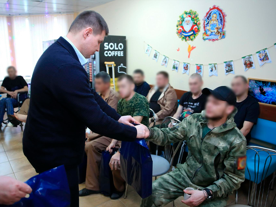 Глава Долгопрудного передал новогодние подарки для участников спецоперации