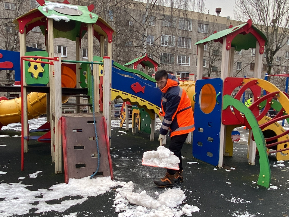 Детскую площадку в Волоколамске очистили от снега и наледи