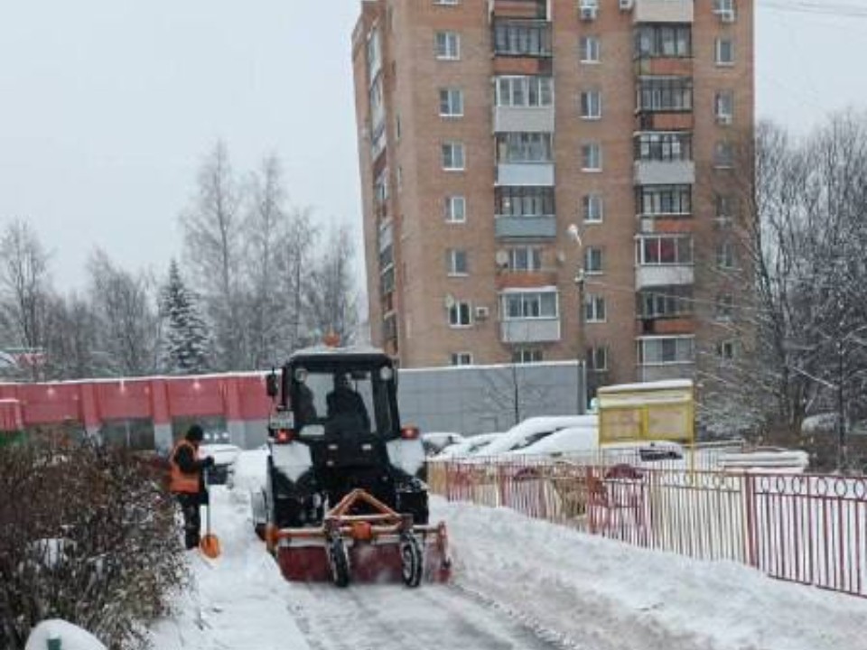 Дворники и коммунальная техника очищают от снега улицы Лобни