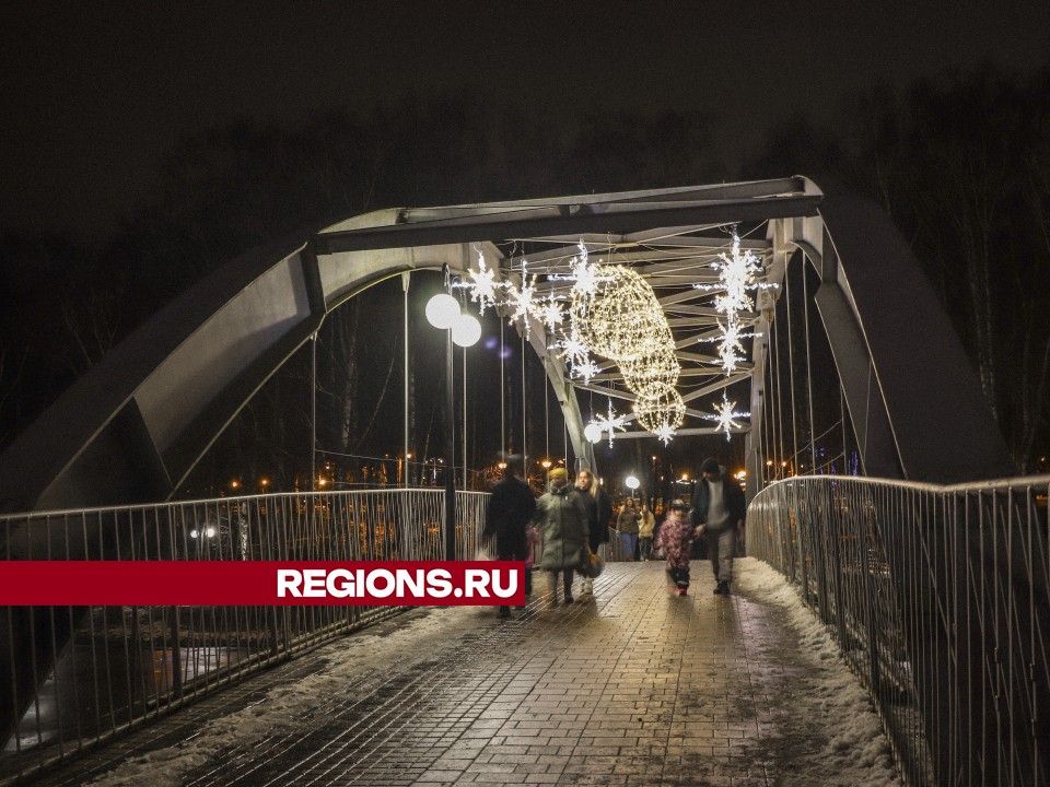 Мосты в Сестрорецком парке украсили яркими светящимся шарами