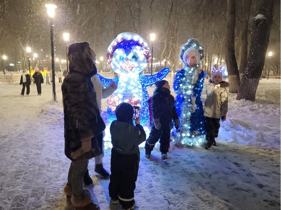 Центральный парк Волоколамска украсили к Новому Году