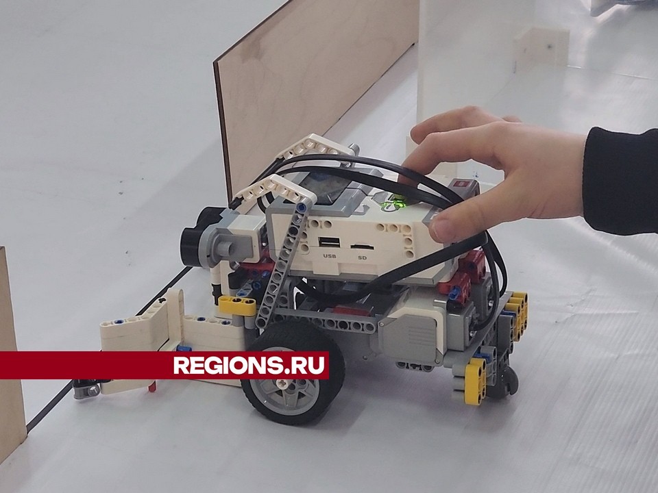 Юные инженеры из разных городов России состязались на турнире «КосмоRobots» в Королеве