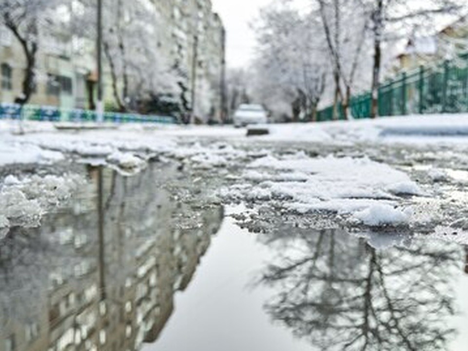 В Клину устранили огромную лужу из талого снега