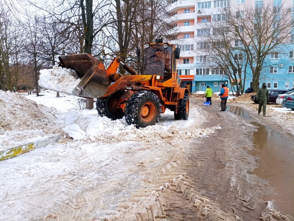 Улицу Мира в Воскресенске очистили от снега