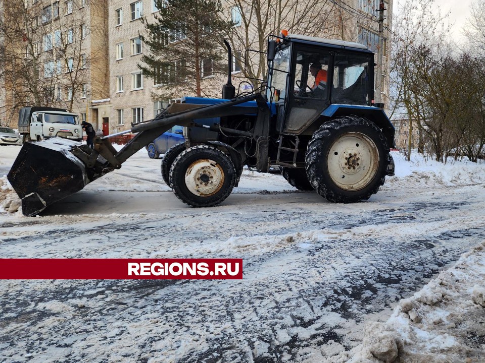 Коммунальщики Истры вывезли сугробы с улицы Ленина