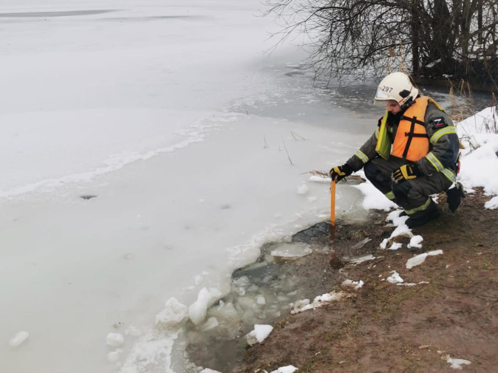 Спасатели проверили толщину льда на Верхнерузском водохранилище и запретили на него выходить