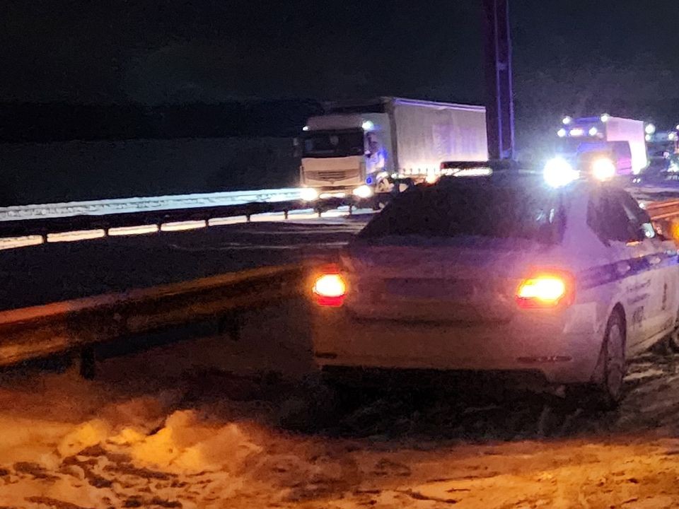 Застрявшие фуры заблокировали движение возле моста через реку Мочу