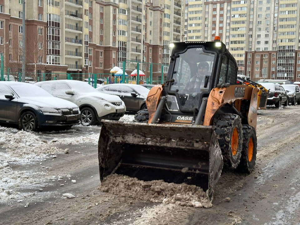 Коммунальщики продолжают чистить дворы Домодедова от снега в усиленном режиме