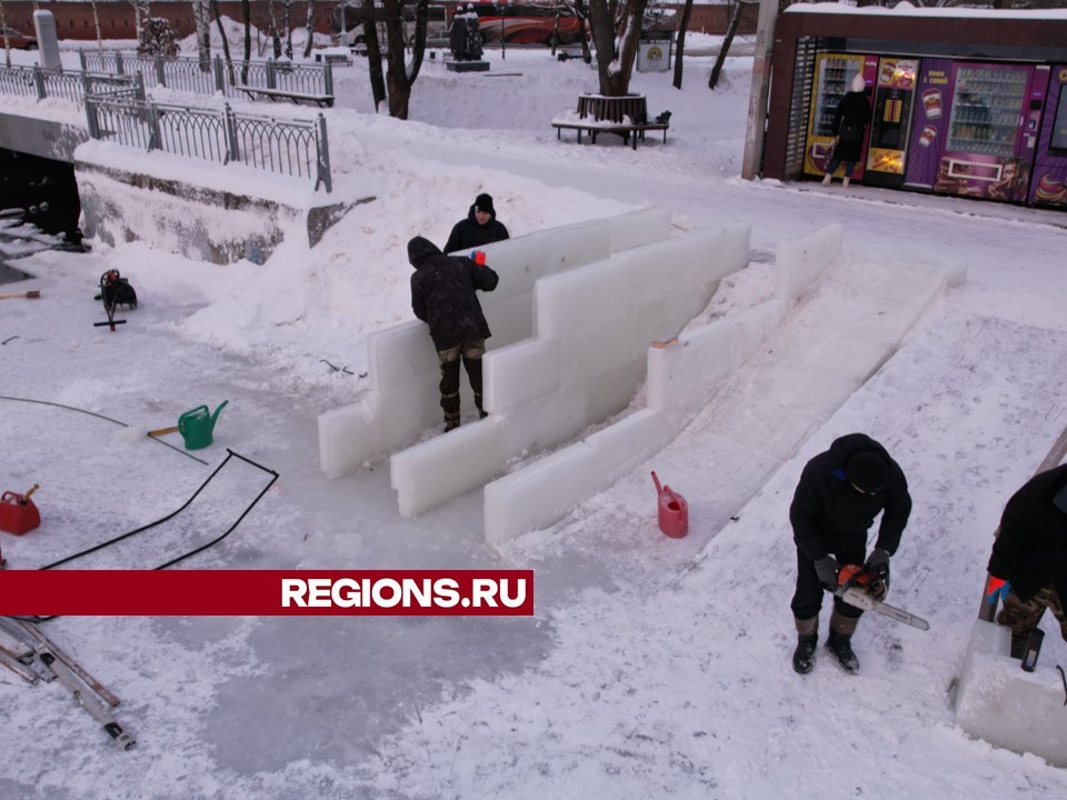 Аттракционы из льда построили на Келарском пруду в Сергиевом Посаде