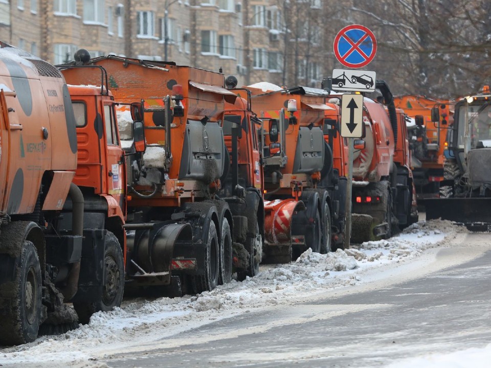 Водителям в Подмосковье объяснили, зачем снегоуборщики выстраиваются колонной