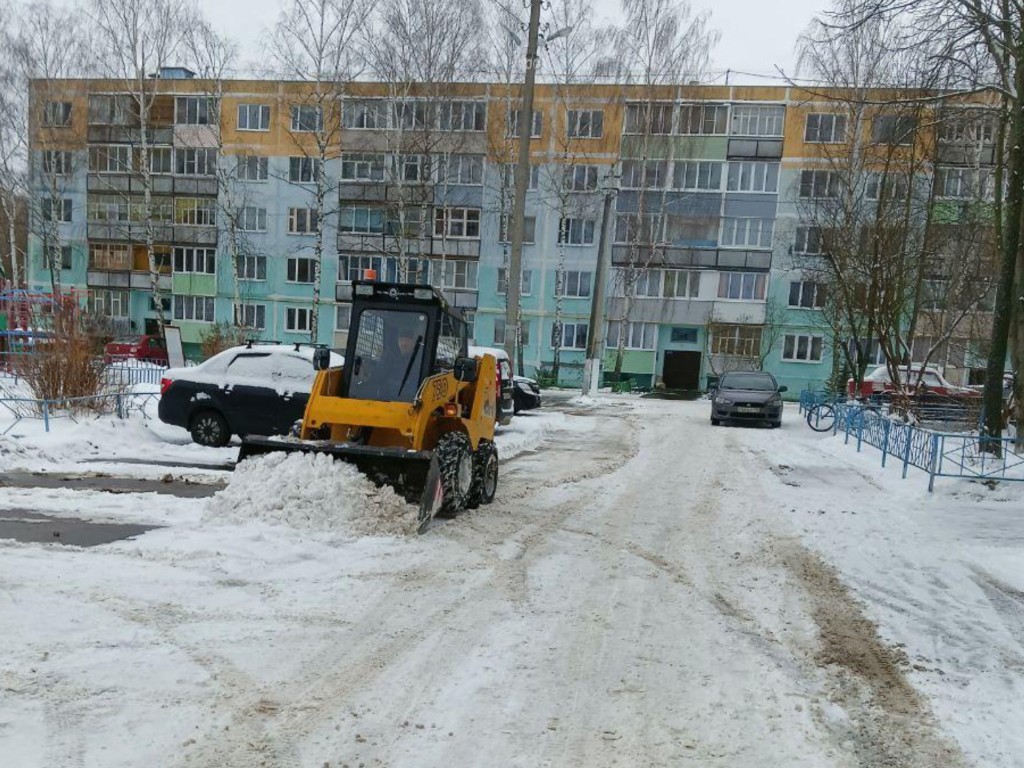 В селе Пышлицы рабочие убрали снег