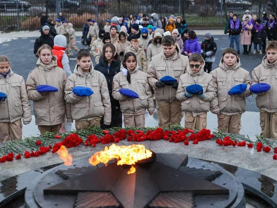 Мытищинцы возложили цветы к Вечному огню в знак памяти о начале контрнаступления войск под Москвой