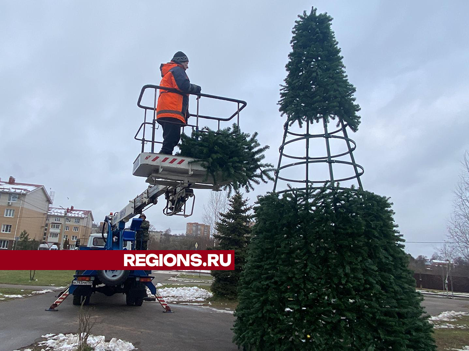 Двор дома №4 в Восточном украсила новогодняя елка