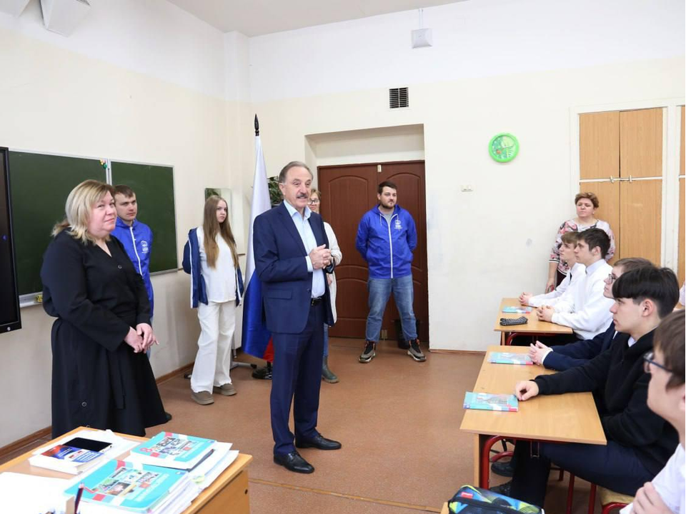 В День Конституции РФ школьники Люберец говорили об ответственности за будущее страны