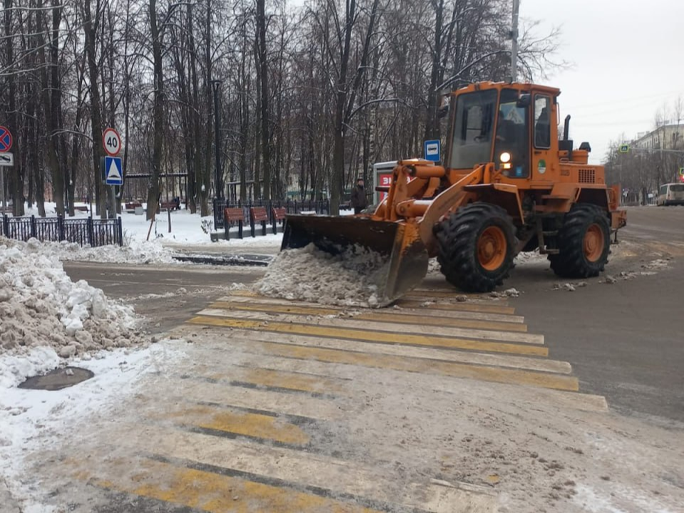 Сначала тротуары: как в Дзержинском чистят дворы и улицы от снега