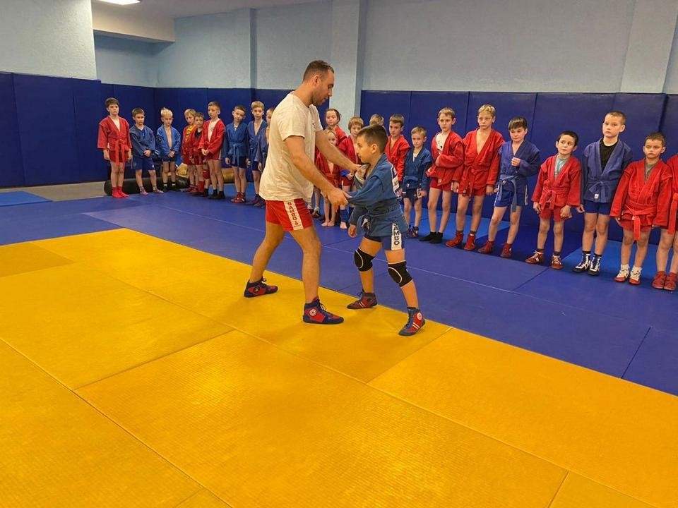 Воспитанники спортшколы Мытищ научились приемам самбо у мастера спорта Нвера Папяна