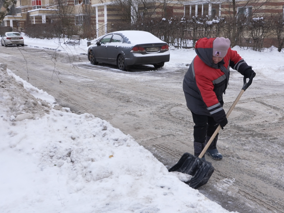 Жители округа могут оставить заявку на уборку снега во дворе и на дорогах