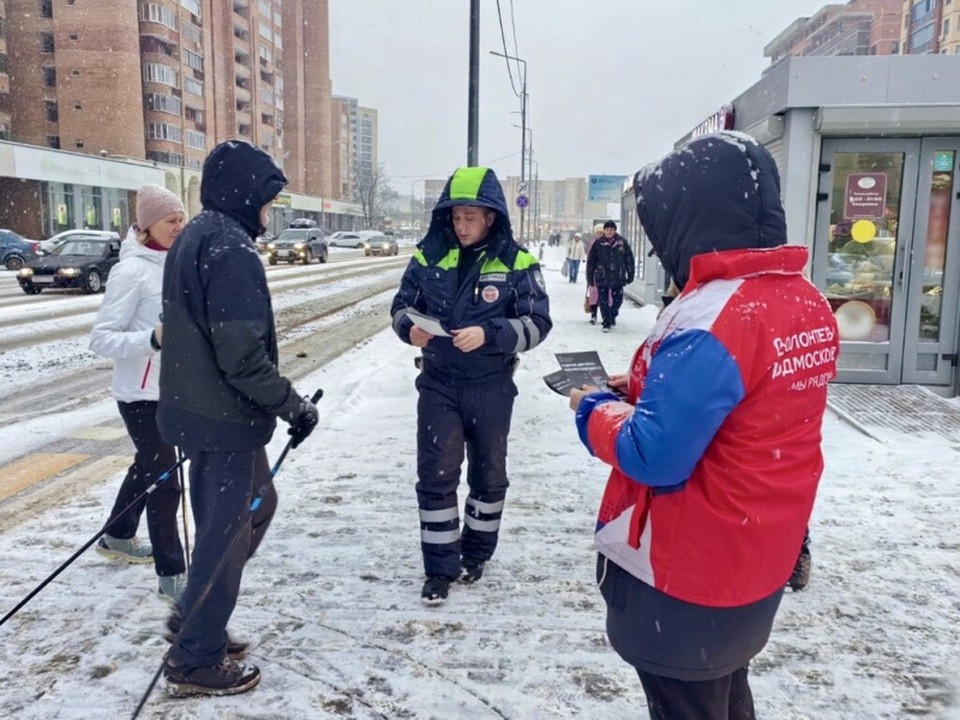 Автоинспекторы и волонтеры в Дубне провели беседы с жителями округа