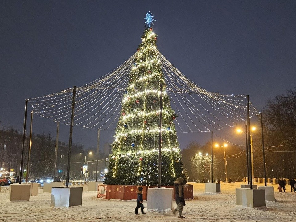 В Жуковском зажгли огни на главной новогодней елке. В городе появилась праздничная атмосфера