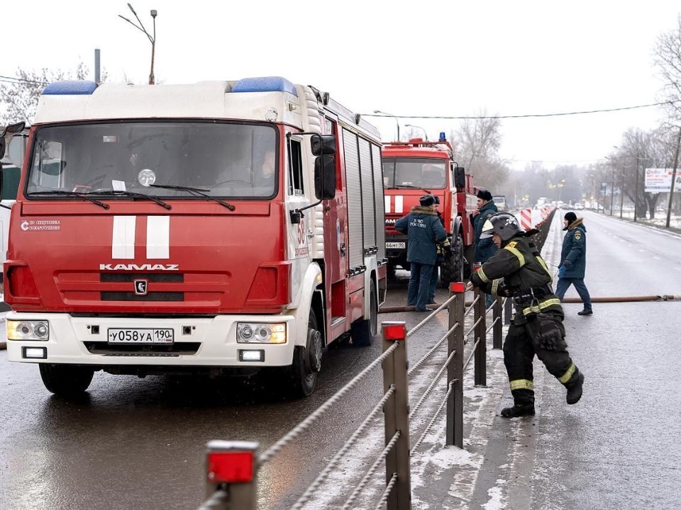 Пожарные тушат закрытую на ремонт школу в Подольске