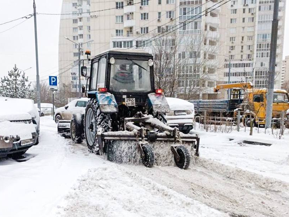 С раннего утра на улицы и во дворы Красногорска выехала снегоуборочная техника